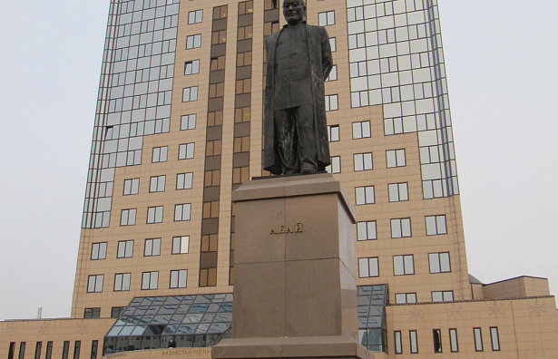 Абай Құнанбаев ескерткіші